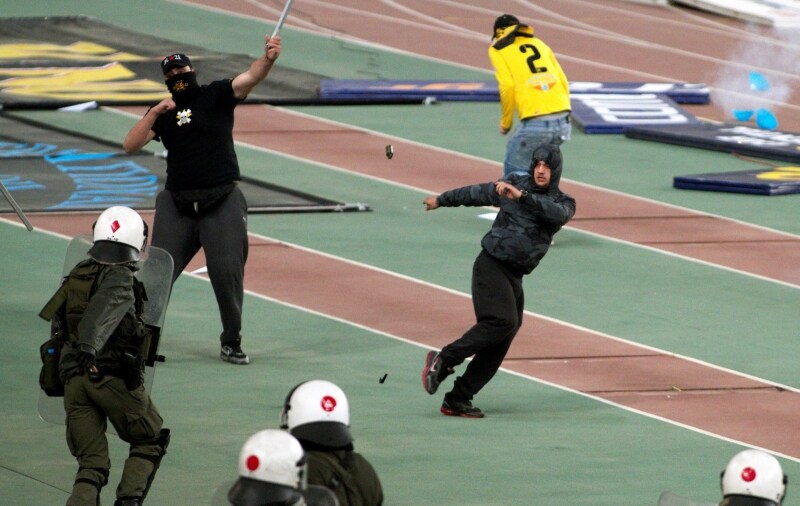 i-teppisti-affrontano-gli-agenti-in-campo