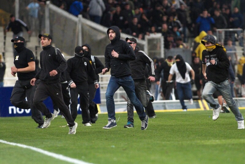 invasione-di-campo-squadre-costrette-a-fuggire-nello-spogliatoio