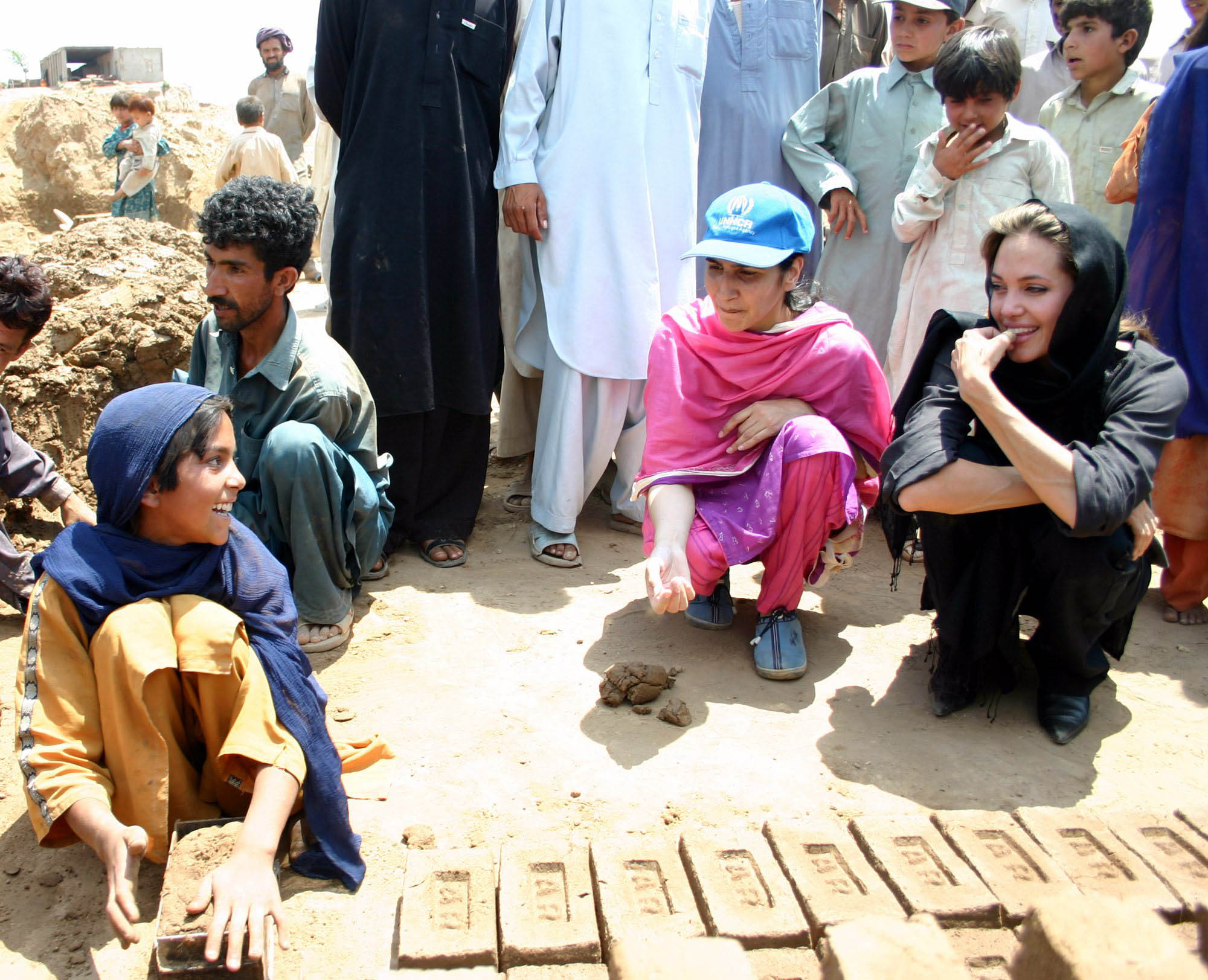 Angelina Jolie dal Pakistan contro il rogo del Corano l'11 Settembre