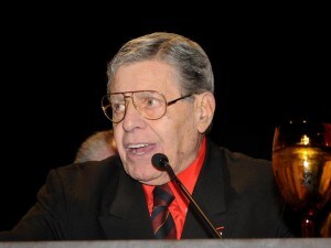 Jerry Lewis è stato ricoverato d'urgenza in ospedale per un problema di ipoglicemia, l'addetto stampa tranquilizza: "Solo una precauzione".
