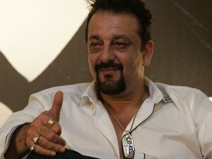 L'attore indiano è stato condannato dalla corte suprema indiana a cinque anni di reclusione, per essere legato ai tragici fatti del 1993, dove persero la vita 257 persone. E' il volto noto tra i responsabili della strage di Mumbai, ma è anche quello che ha avuto la pena minore: 12 sono stati condannati a morte.