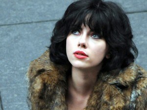 La diva di Hollywood è la grande star attesa per oggi a Venezia, dove presenterà in anteprima "Under The Skin". Nel "road movie" di fantascienza interpreterà un alieno dalle fattezze umane che caccia gli uomini grazie all'arma più potente: la seduzione.