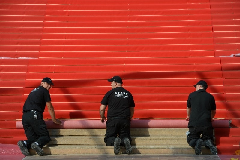 Gli operai preparano il red carpet di Cannes