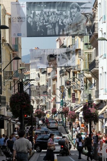 Una delle foto che abbellisce Cannes per il Festival uno scatto dell attore Bernard Giraudeau