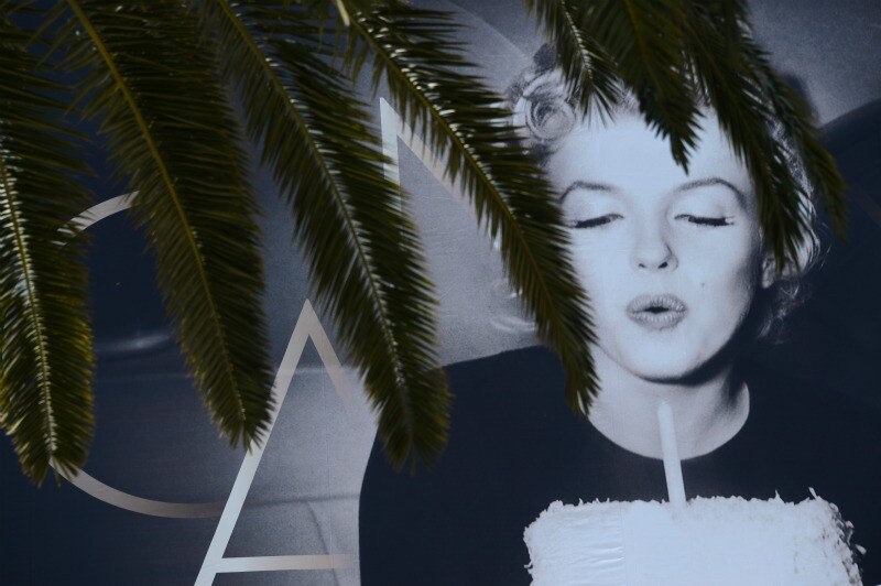Uno scatto tra le palme del poster di Marylin Monroe