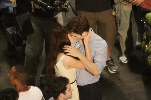 Kristen e Robert si baciano appassionatamente