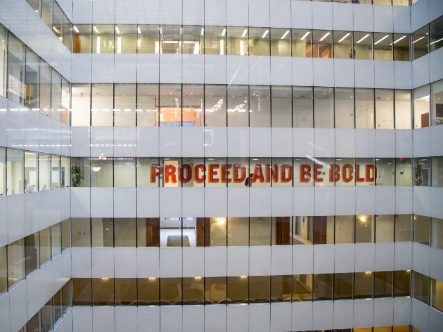 Frase all’ingresso degli uffici Facebook al 13° piano della Bank of America di New York. Photo Daniel Goodman / Business Insider