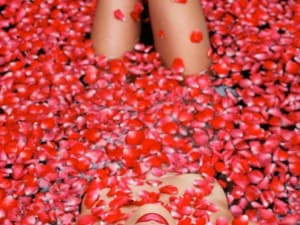 donna tra petali di fiori