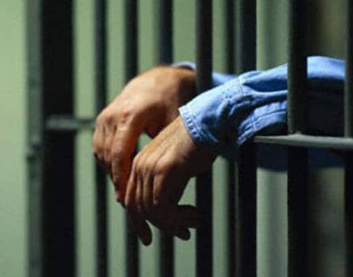 un detenuto in carcere in attesa dell'ora d'aria