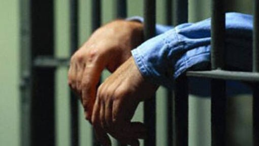 un detenuto in carcere in attesa dell'ora d'aria