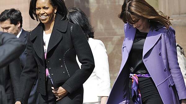 le first lady che camminano in un incontro presidenziale
