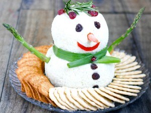 pupazzo di natale al formaggio con tartine sul vassoio