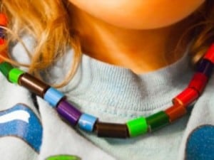 collana di matite colorate riciclate