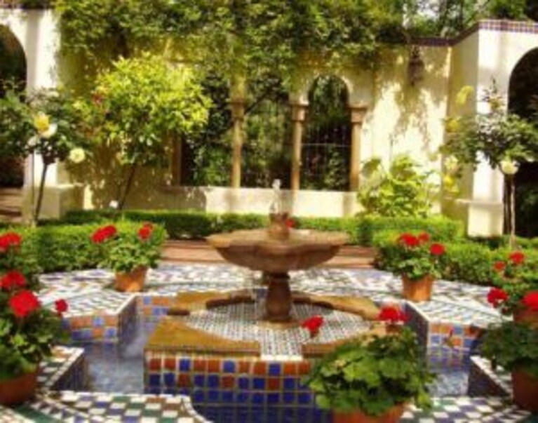 fontana nel giardino mediterraneo