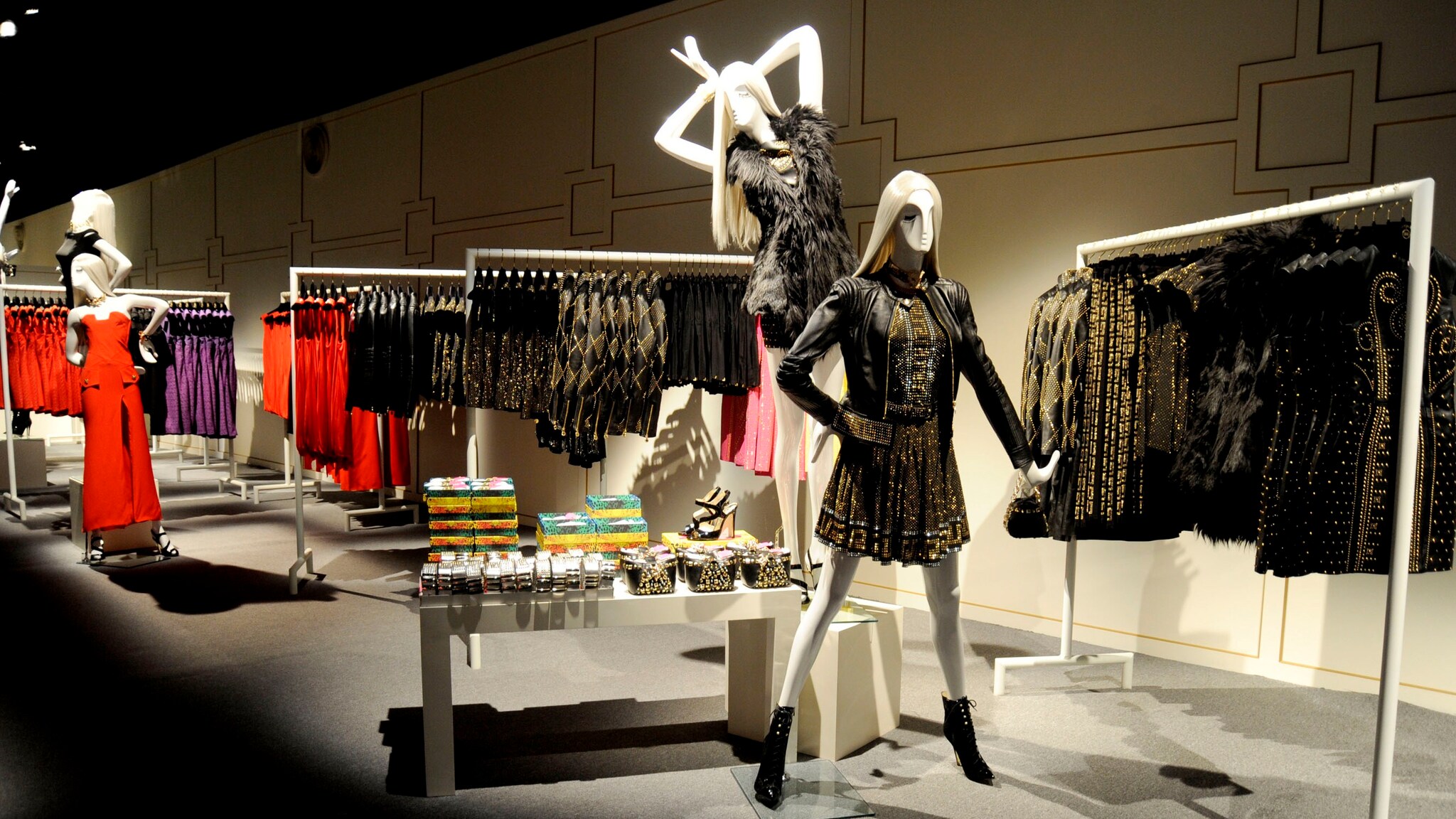 Modelli inesposizione da H&M by Versace