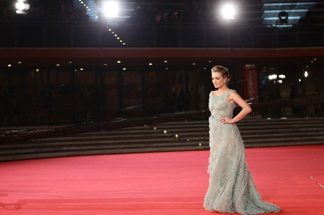 Le star sfilano sul red carpet