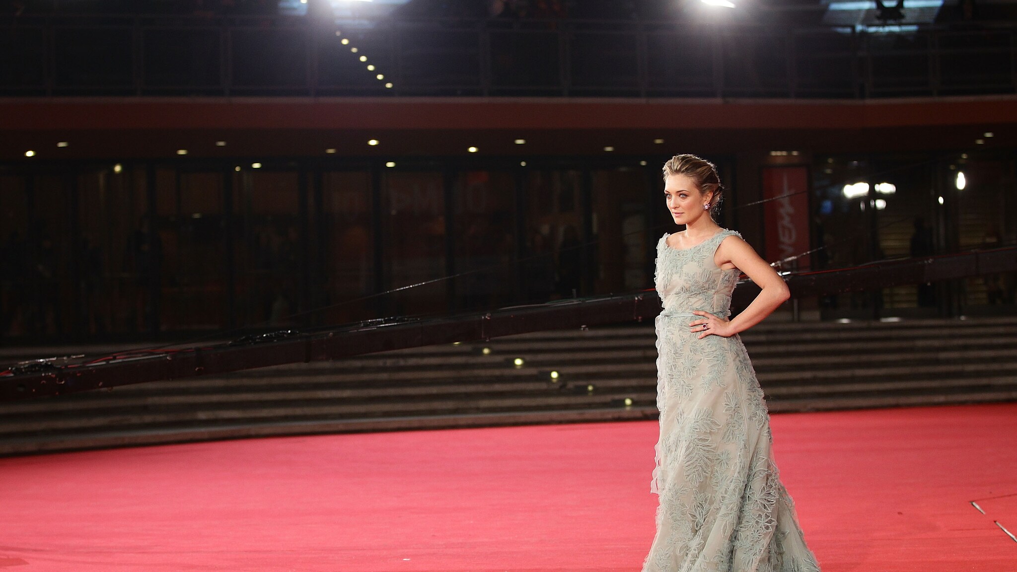 Le star sfilano sul red carpet