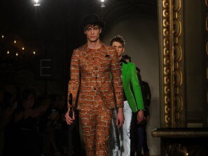 La Maison Moschino presenta in una cornice barocca la collezione maschile Autunno/Inverno 2012-2013