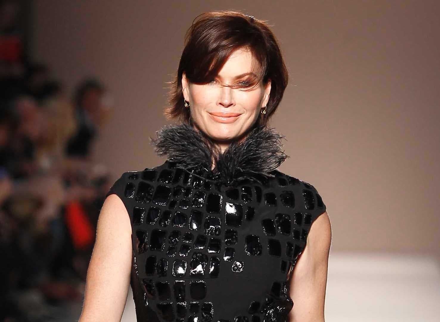 Torna sulle passerelle dopo un’assenza durata sette anni, la super top model Carrè Otis che, con la sua nuova taglia 44, ha sfilato per il marchio Elena Mirò
