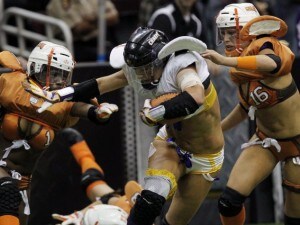 La Lingerie Football League è uno sport che, anno dopo anno, sta rosicchiando ascolti e spettatori al nazionalissimo wrestling. E' la versione sexy (con qualche modifica al regolamento) del Football americano, ma in campo le due squadre se ne danno di santa ragione.