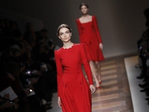 Il rosso Valentino sfila a Parigi