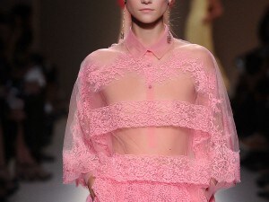 Pizzo e trame romantiche per l'estate 2012