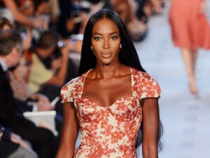 Naomi Campbell raggiante in passerella dopo le chiacchiere sulla perdita dei capelli