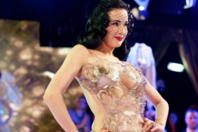 Dita Von Teese sfila con confezioni di biscotti