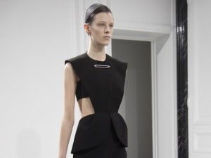 Alexander Wang per Balenciaga, il debutto a Parigi fa rimpiangere Ghesquière