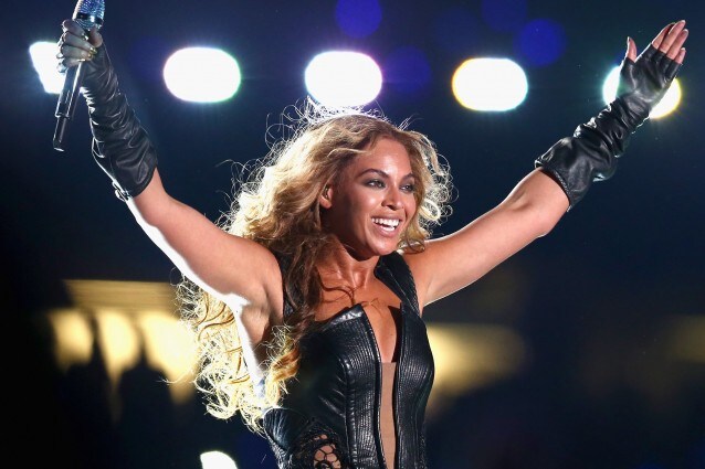 Beyoncè, look hot da Valchiria al Super Bowl 2013