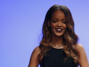 Rihanna presenta la collezione disegnata per River Island