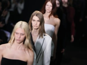 Paris Fashion Week 2013: CoSTUME NATIONAL, l'eleganza nasce dalla distruzione delle forme