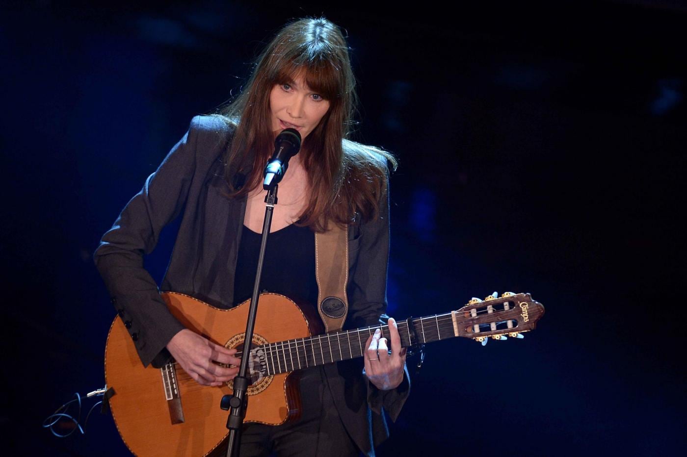 Carla Bruni abbandona la musica e ritorna alla moda