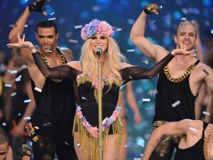 Parata di star e performance musicali allo show di Calzedonia