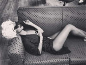 Rihanna, sexy look alla Marilyn Monroe nel nuovo video "Pour it up"