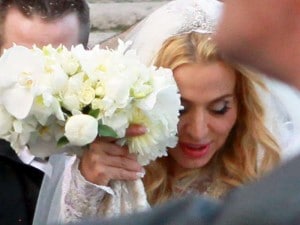 Valeria Marini: abito da sposa in pizzo e sandali gioiello per il matrimonio
