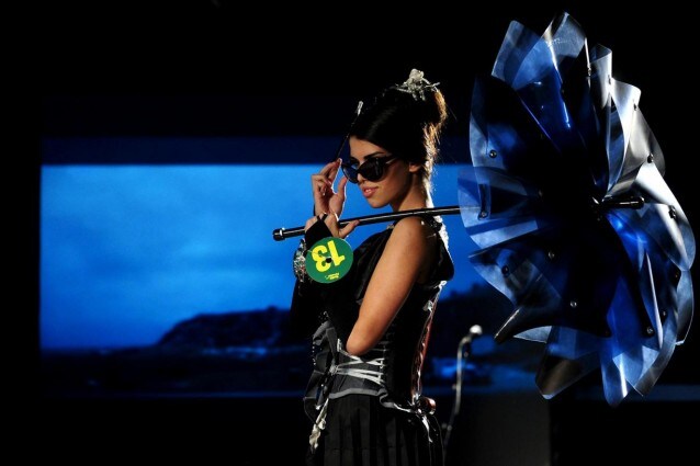 Abiti spazzatura sfilano al "Trash Fashion Show" (FOTO)