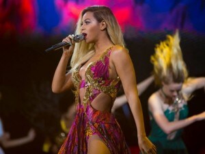 Sexy Beyoncé, sul palco con abiti hot (FOTO)