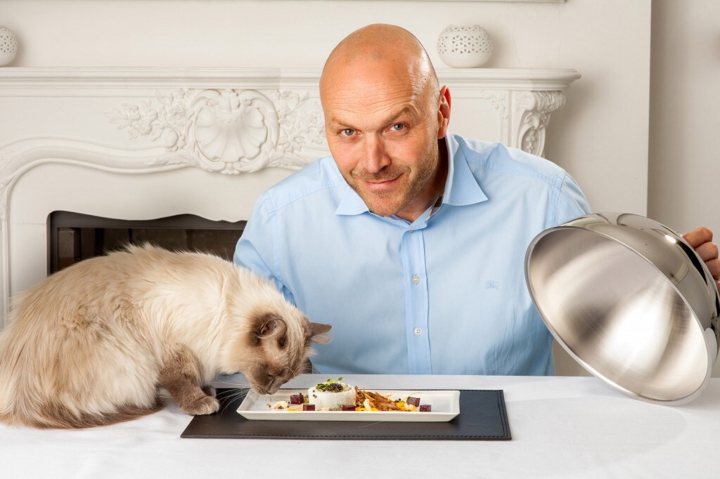 Lo chef Simon Rimmer e un gatto fortunato