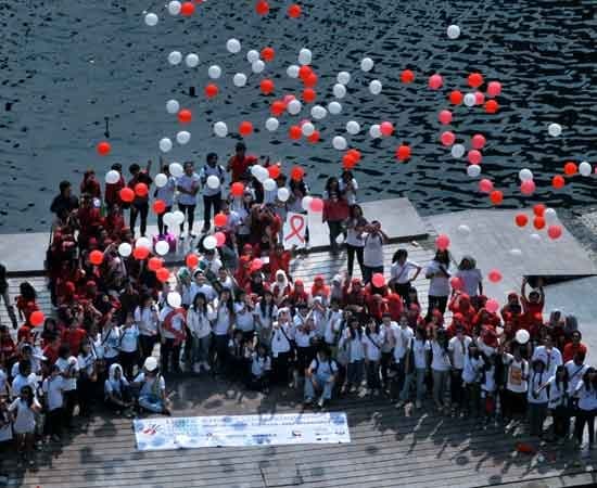 palloncini bianchi e rossi per la lotta al virus