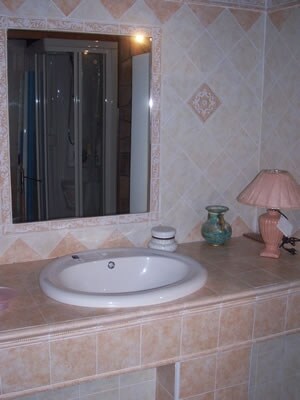 arredamento-bagno-in-muratura-rosa