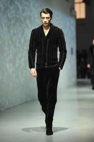 cardigan-con-fantasia-rigata-in-pelliccia-e-pantaloni-in-velluto-nero