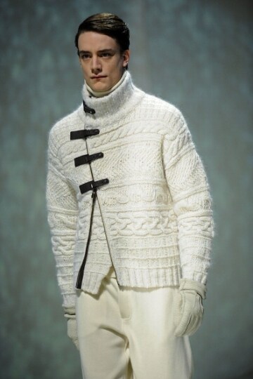 maxi-pull-a-trecce-con-chiusure-nere
