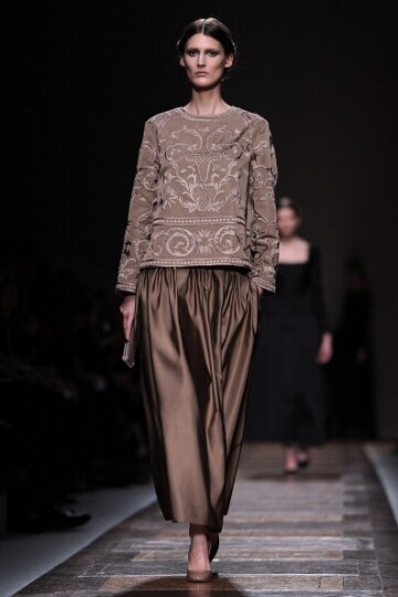 blusa-con-fantasia-barocca-su-larga-gonna-in-satin