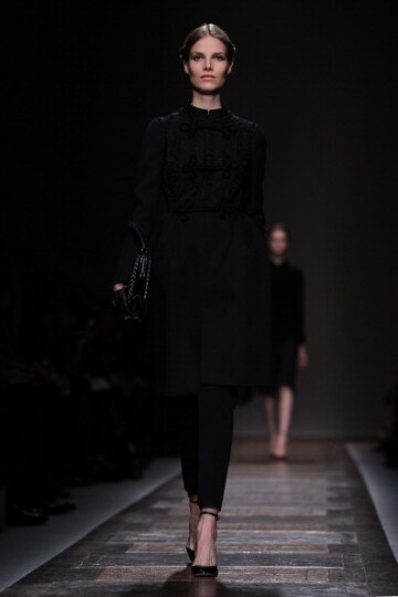 cappotto-nero-con-decori-frontali