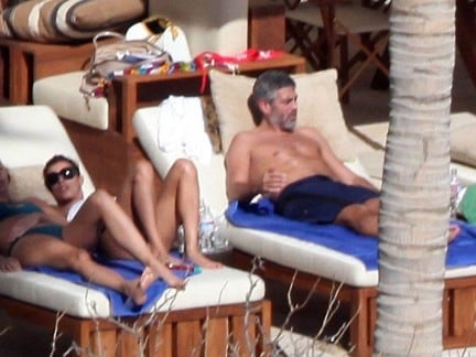 clooney canalis sulla spiaggia messicana