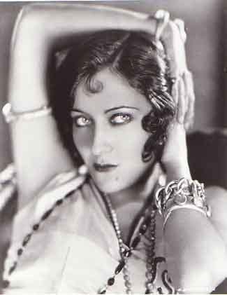 gloria-swanson-in-posa