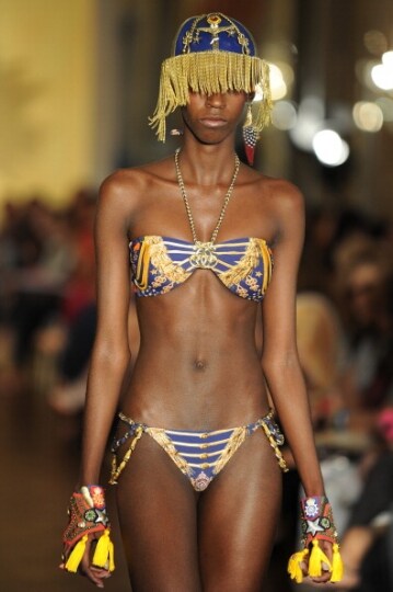 Costumi in passerella alla fashion week di Rio.