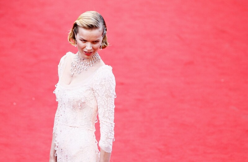 eva-herzigova-red-carpet