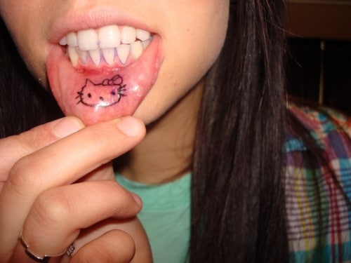 inner-lip-inking-la-nuova-mania-dei-tatuaggi-sulle-labbra-foto